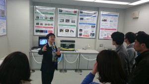 宇宙医学生物学研究概要・展示室説明。向井副学長から宇宙医学や生物を扱った宇宙実験についての説明。