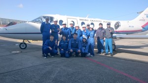 飛行実機前で。搭乗者、地上支援者ともに、ブルースーツを着用