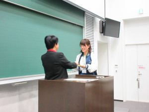 研究代表者 向井千秋 副学長から修了証書が授与されました